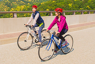 女性二人がサイクリングを楽しんでいる様子