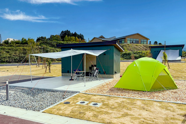 ユニットキャンプサイトに専用タープ、ターブルとイス、テントを設営した使用イメージ写真