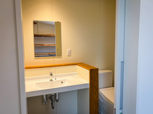 ユニットキャンプサイト内の洗面台とトイレ