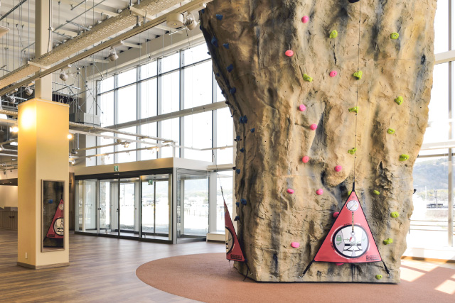 クライミング体験ができる室内のピナクルの写真