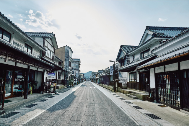 道路真ん中から矢掛町の宿場町の建物を撮影した様子。
