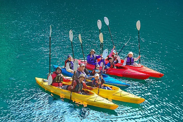 川で5艇タンデムカヤックを楽しむ人々の集合写真