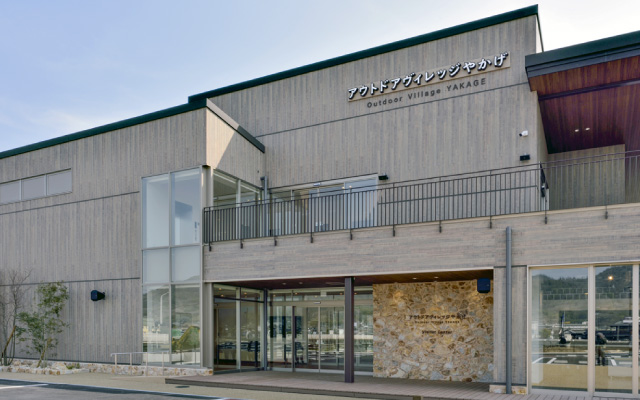 ビジターセンター入り口と施設外観の画像