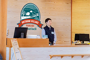 受付に立つモンベルスタッフのイメージ画像