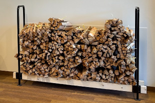 アウトドアヴィレッジやかげにある薪の保管棚の画像