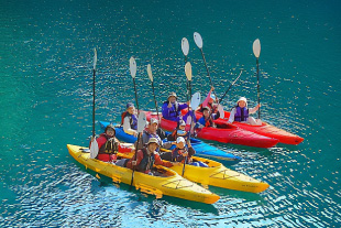 川で5艇タンデムカヤックを楽しむ人々の集合写真