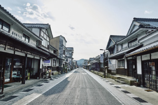 道路真ん中から矢掛町の宿場町の建物を撮影した様子