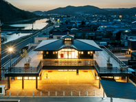 道の駅「山陽道やかげ宿」を夕暮れ時に空撮した画像