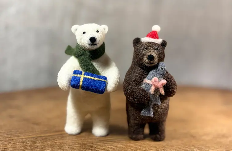 茶色いクマとシロクマのフェルト人形が並んでいる。